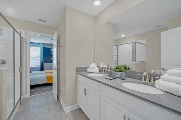 9 bedrooms/ 5 Bathrooms/ Storey Lake (2854 BD)