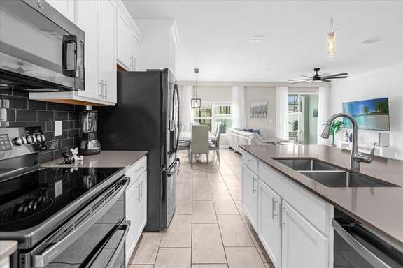 5 Bedrooms/ 4 Bathrooms/ Storey Lake (3019PL)