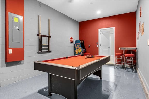 5 Bedrroms/ 5 Bathrooms/ Storey Lake (2739 BD)