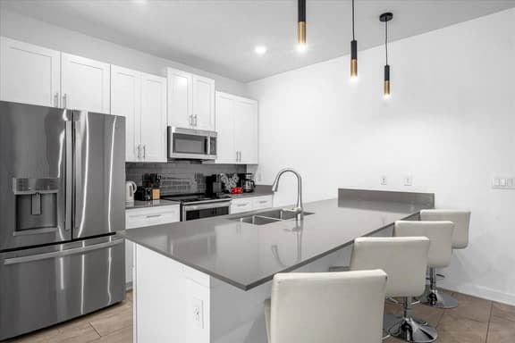 5 Bedrooms/ 4 Bathrooms/ Storey Lake (4198 PD)